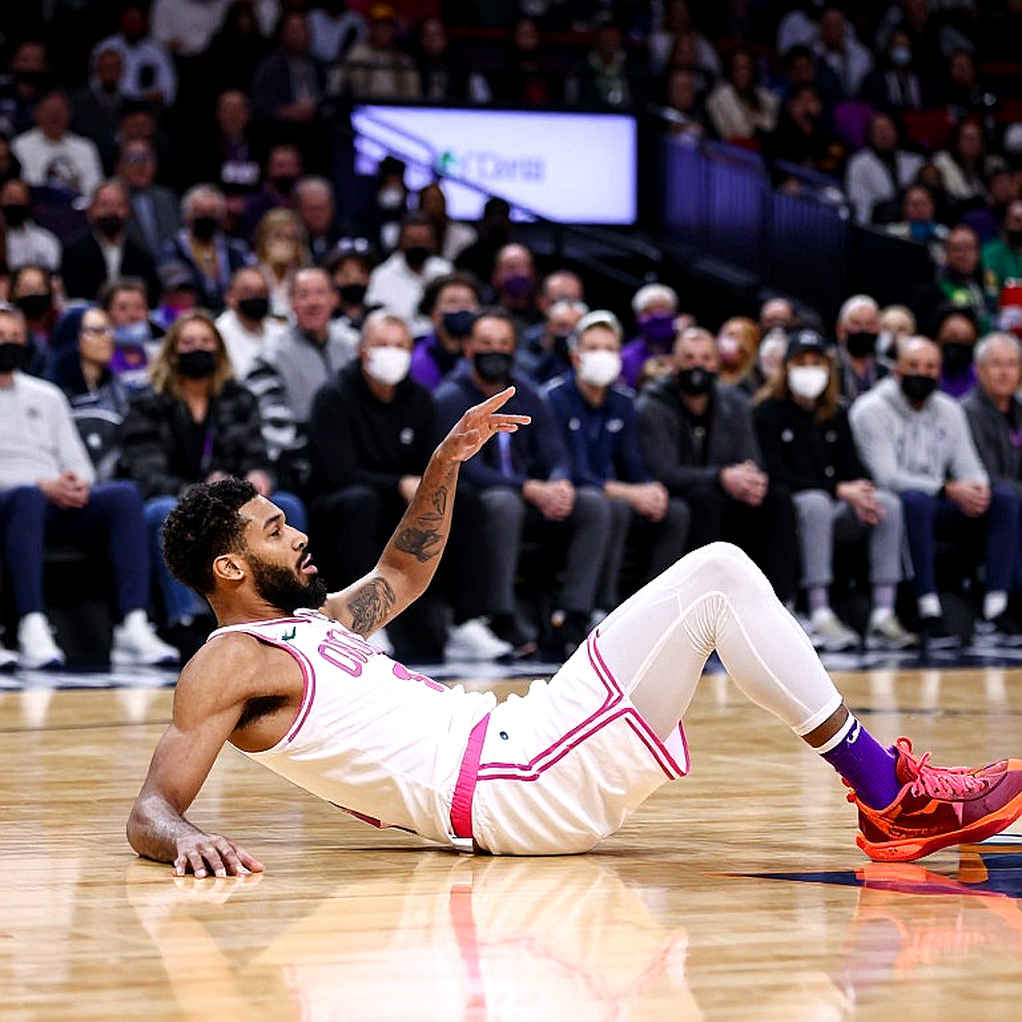 Cơn sốt ba điểm và lỗ hổng chết người của NBA hiện đại